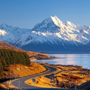 gambar pemndangan gunung dan jalanan raya